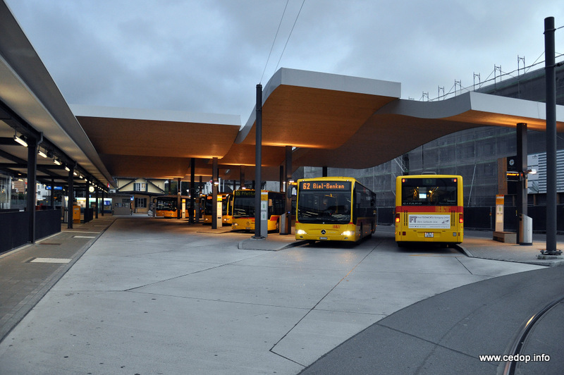 Dobrá praxe ze zahraničí: Přestup hrana-hrana mezi vlaky, tramvajemi a autobusy v terminálu Dornach-Arlesheim u Basileje, Švýcarsko.
