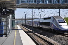 Ilustrační foto: Rychlovlak TGV projíždí rychlostí přes 300 km/h stanicí Champagne-Ardenne TGV